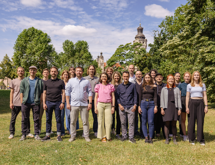 Das Evergreen Team präsentiert sich in der grünen Lennéanlage in Leipzig.