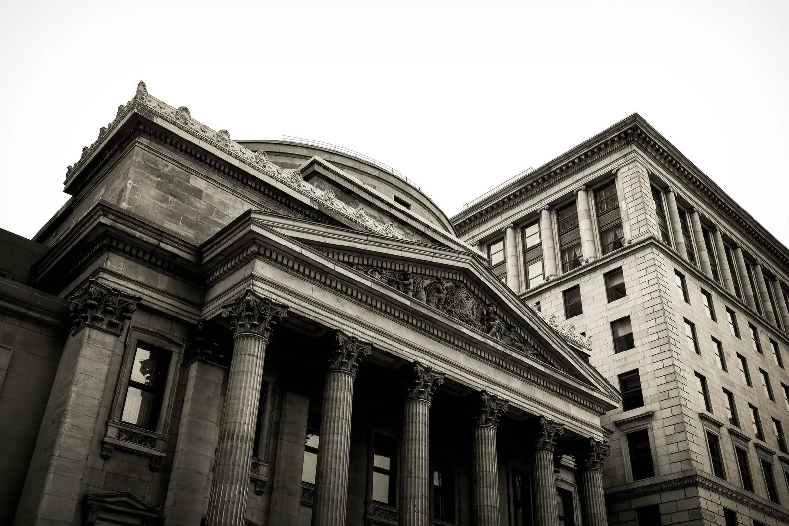 Historisches Börsengebäude mit Säulenportal, Schwarzweißaufnahme
