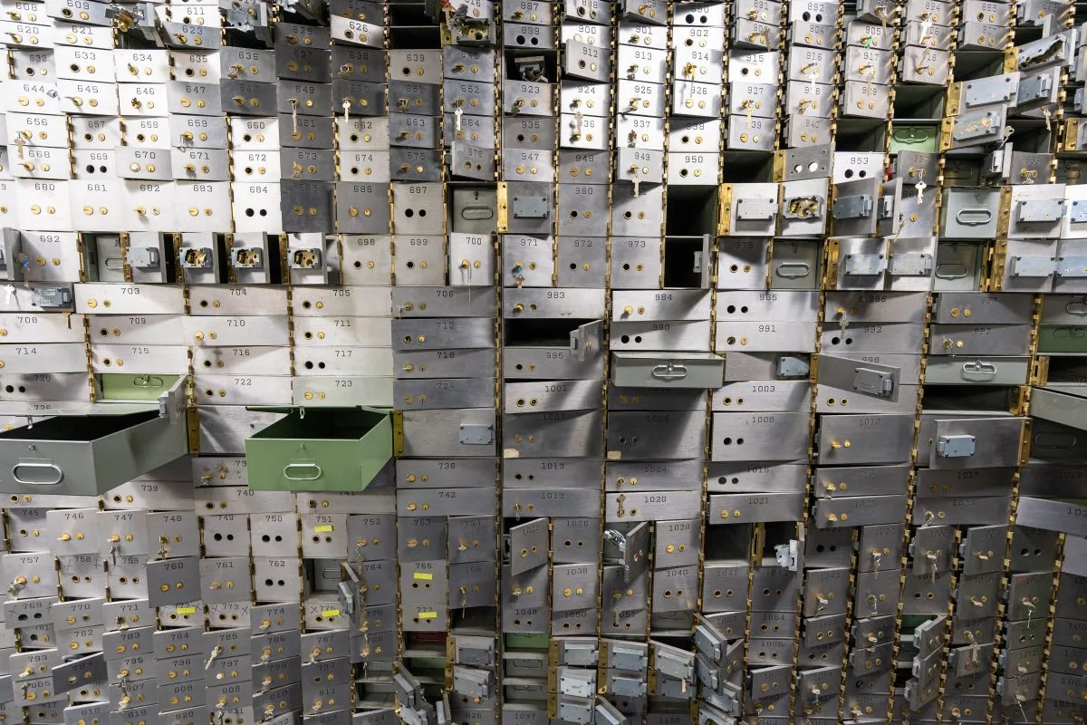 Wand aus vielen kleinen Metallfächern