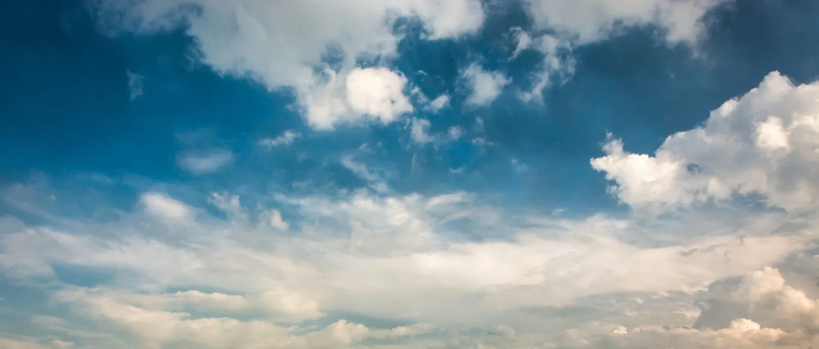 Weiße Wolken an einem blauen Himmel